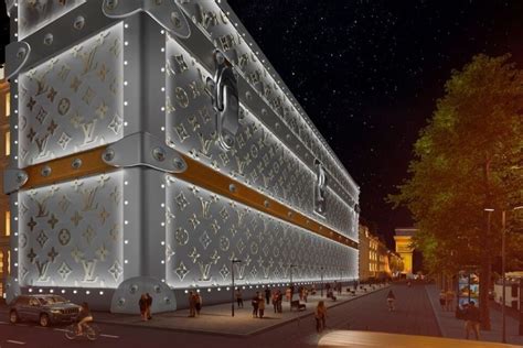 Louis Vuitton apre il primo hotel a Parigi e cela il cantiere in uno 